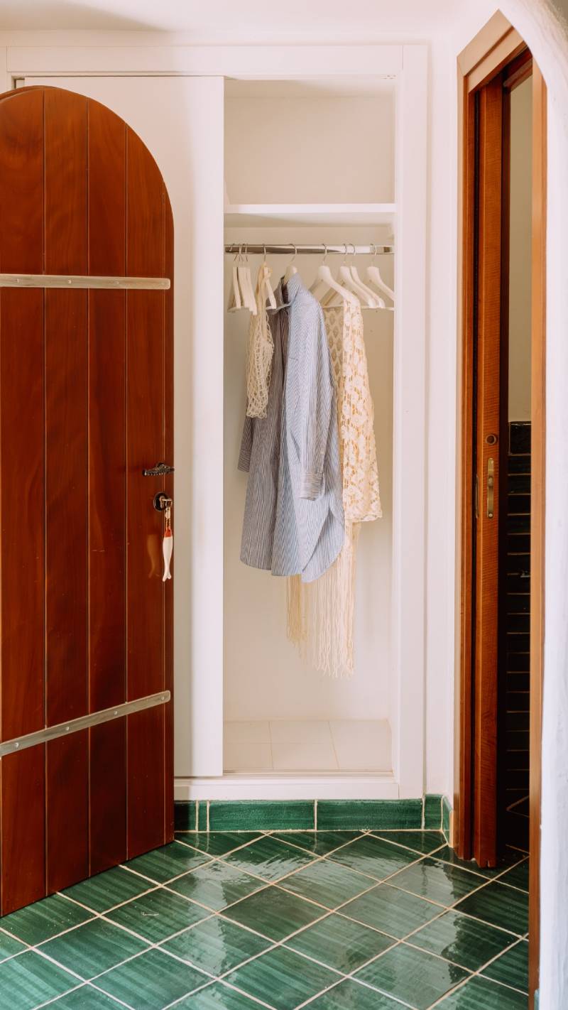 Hotel-Dammusi-calacreta-33-Comfort-plus-armadio-verticale